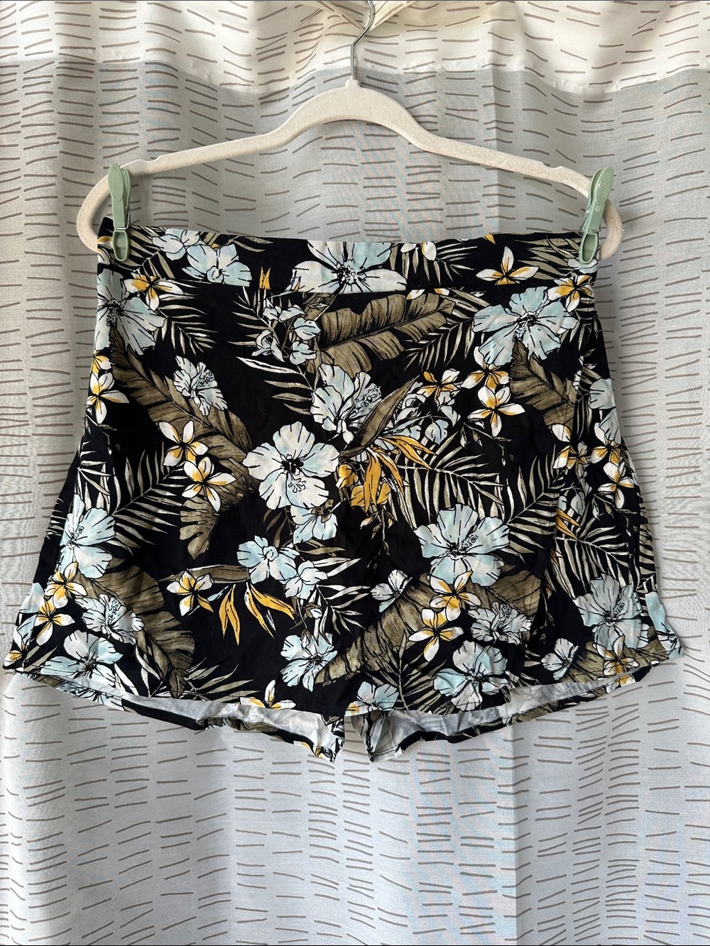 Ardene Black Floral High-Waist Skort with Blue and Yellow Bloom